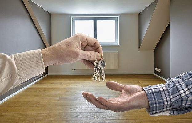 Echange des clés lors d'une vente immobilière entre un vendeur et un acheteur